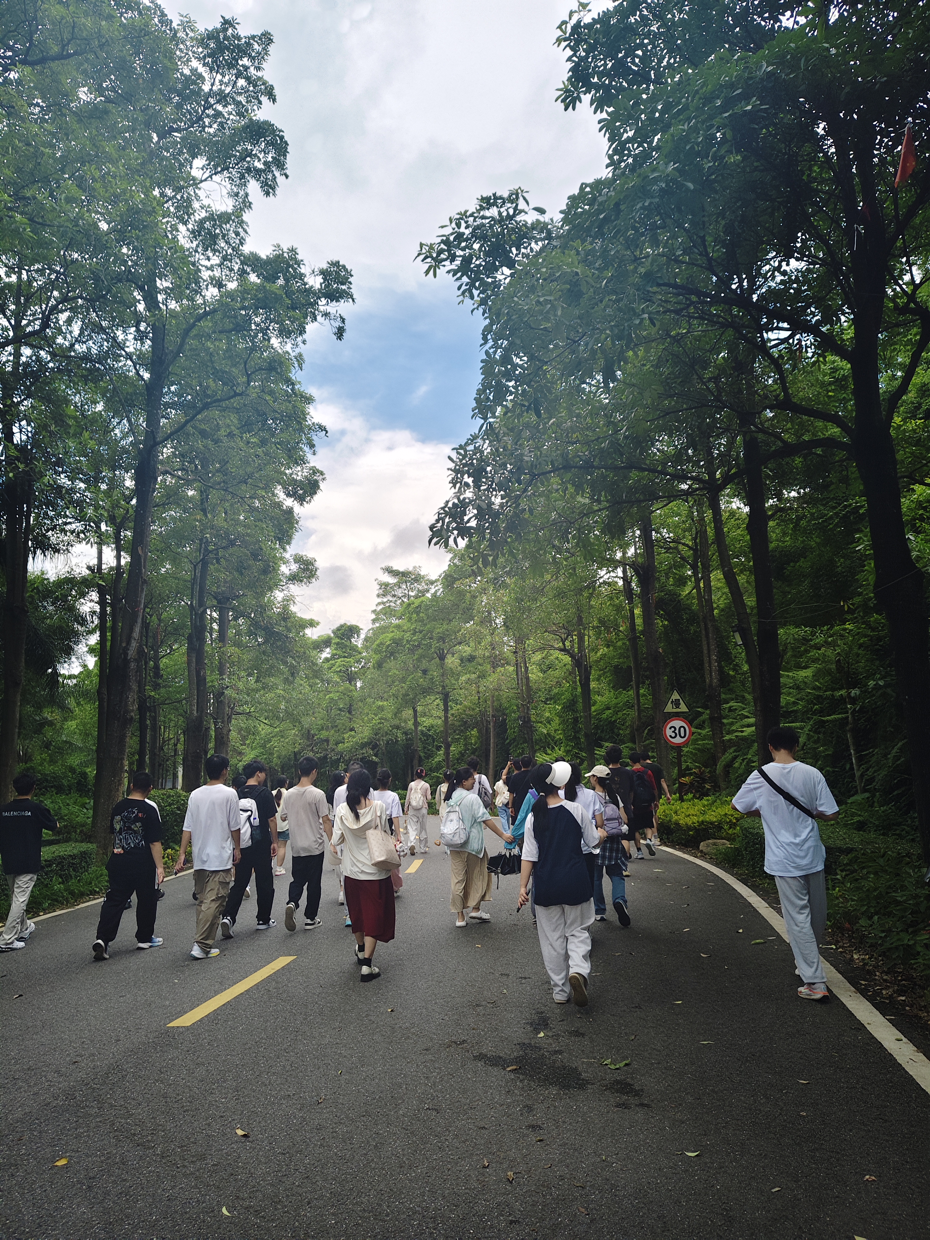 同学参观地质公园照.jpg