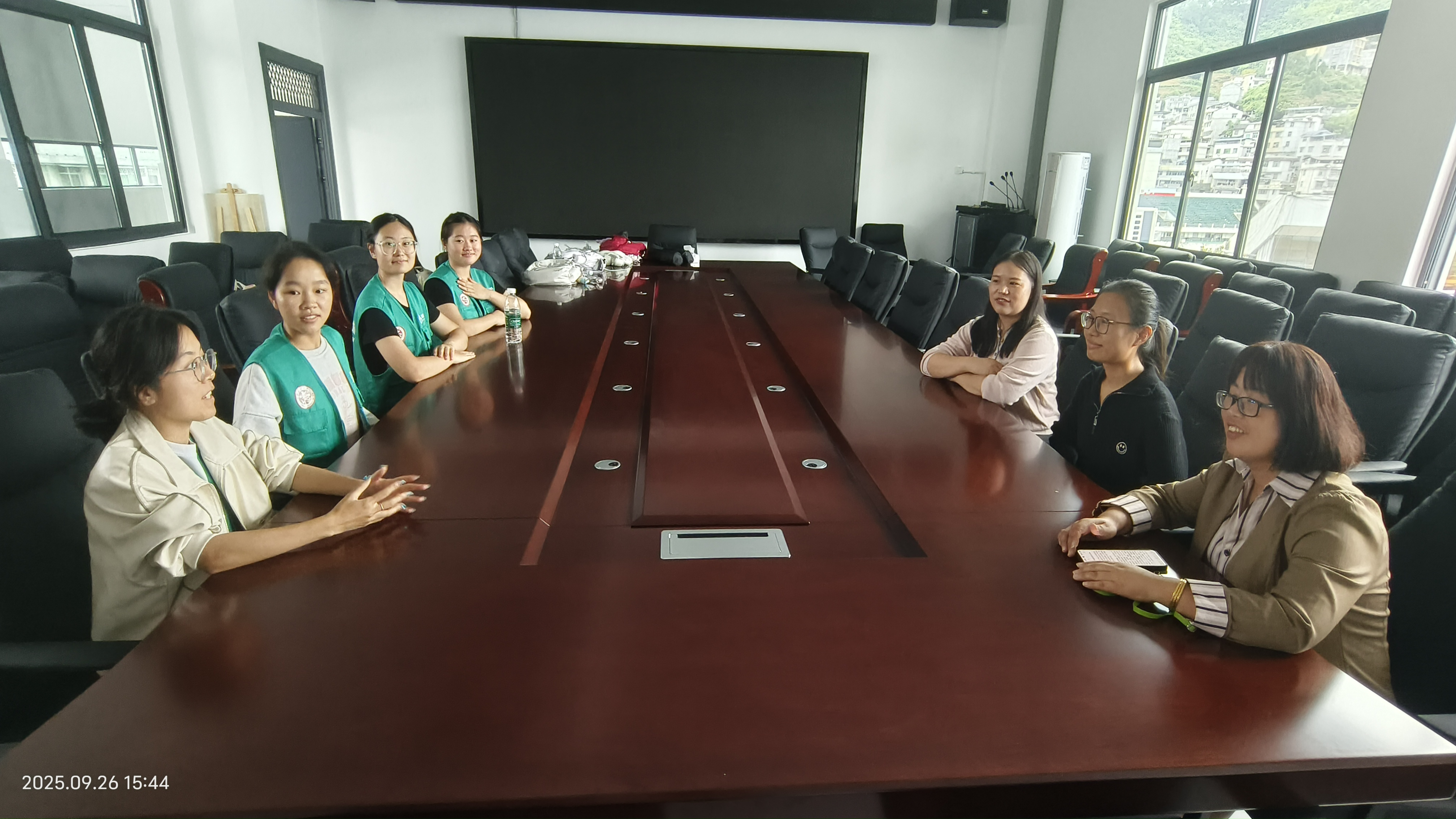 座谈会.jpg
