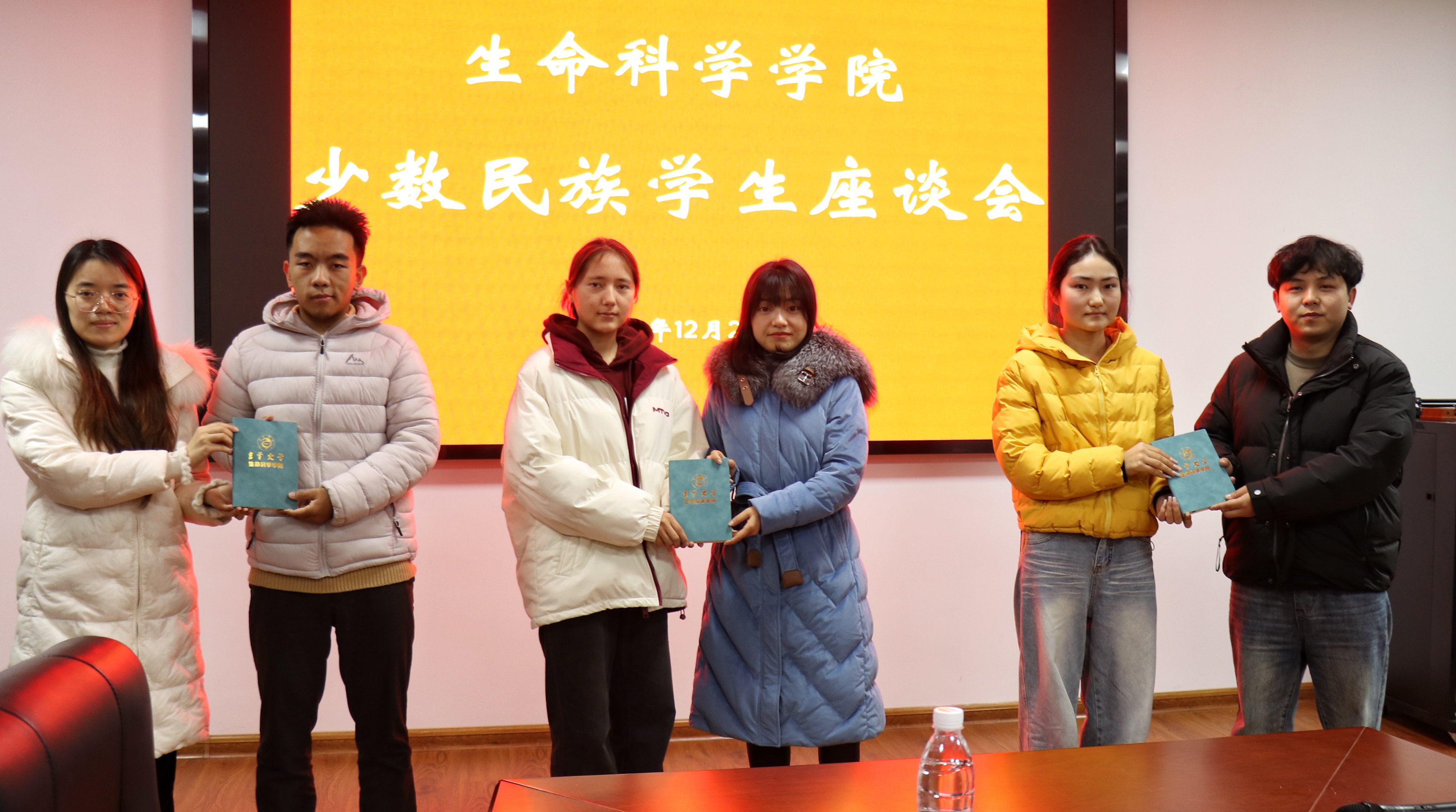 图为部分帮扶老师与员工合照.jpg